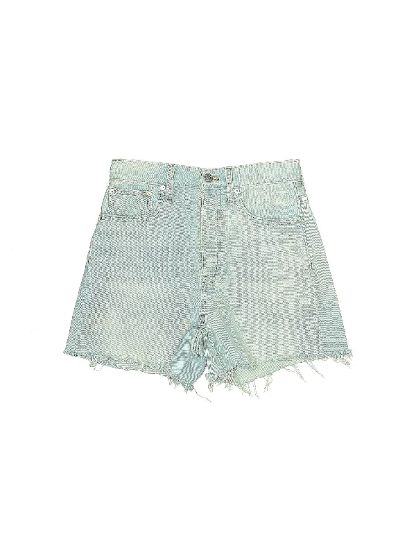 Denim Shorts in Light Wash