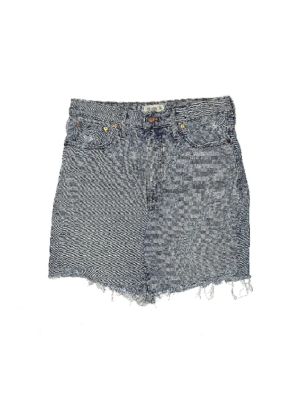 Denim Shorts in Medium Wash