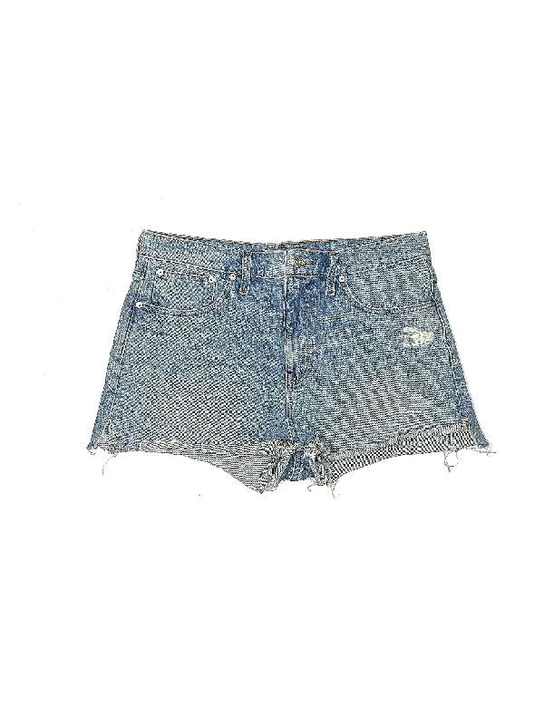 Denim Shorts in Medium Wash