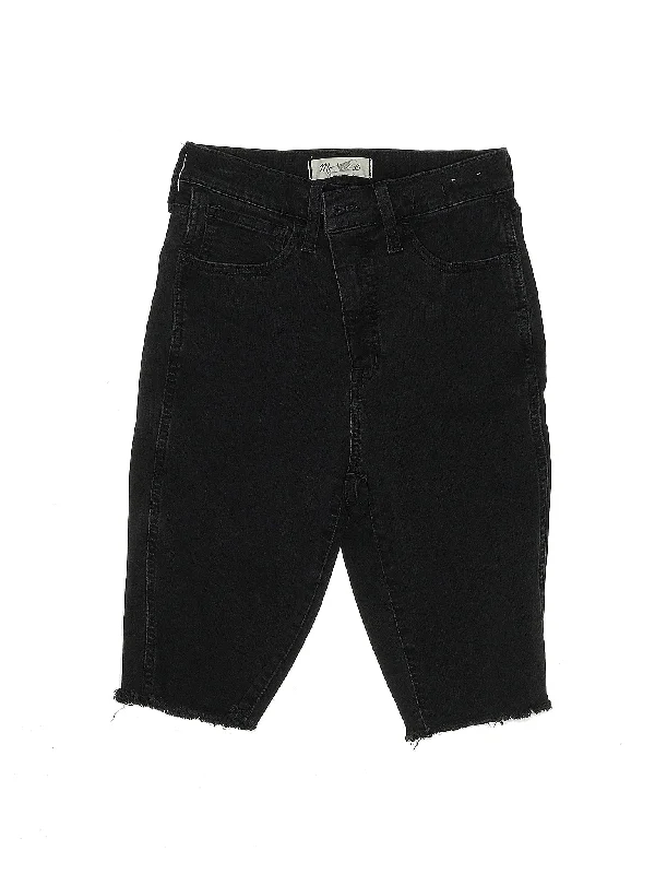 Low-Rise Denim Shorts in Medium Wash